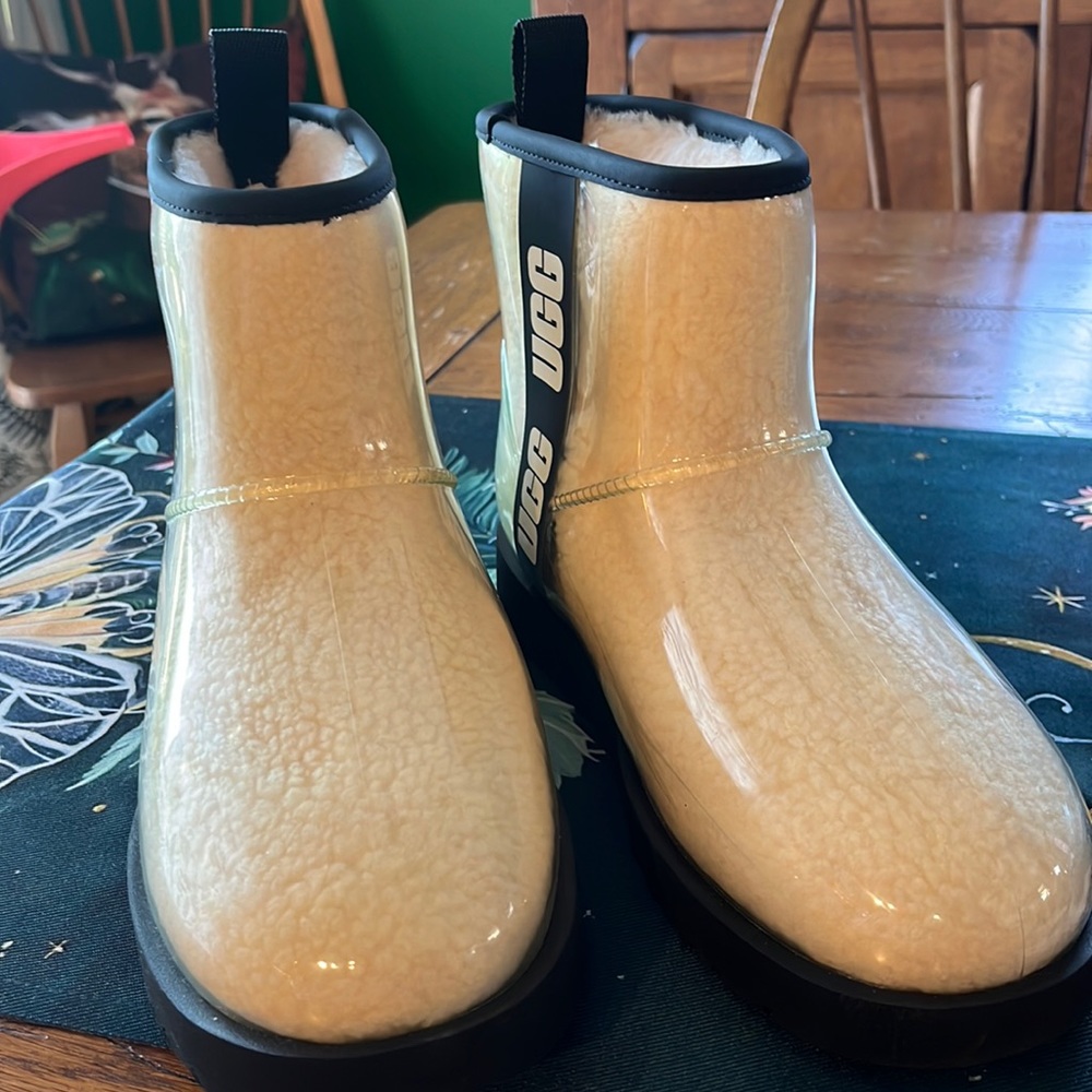Ugg Boots. Super cozy. Size 8. Worn once.